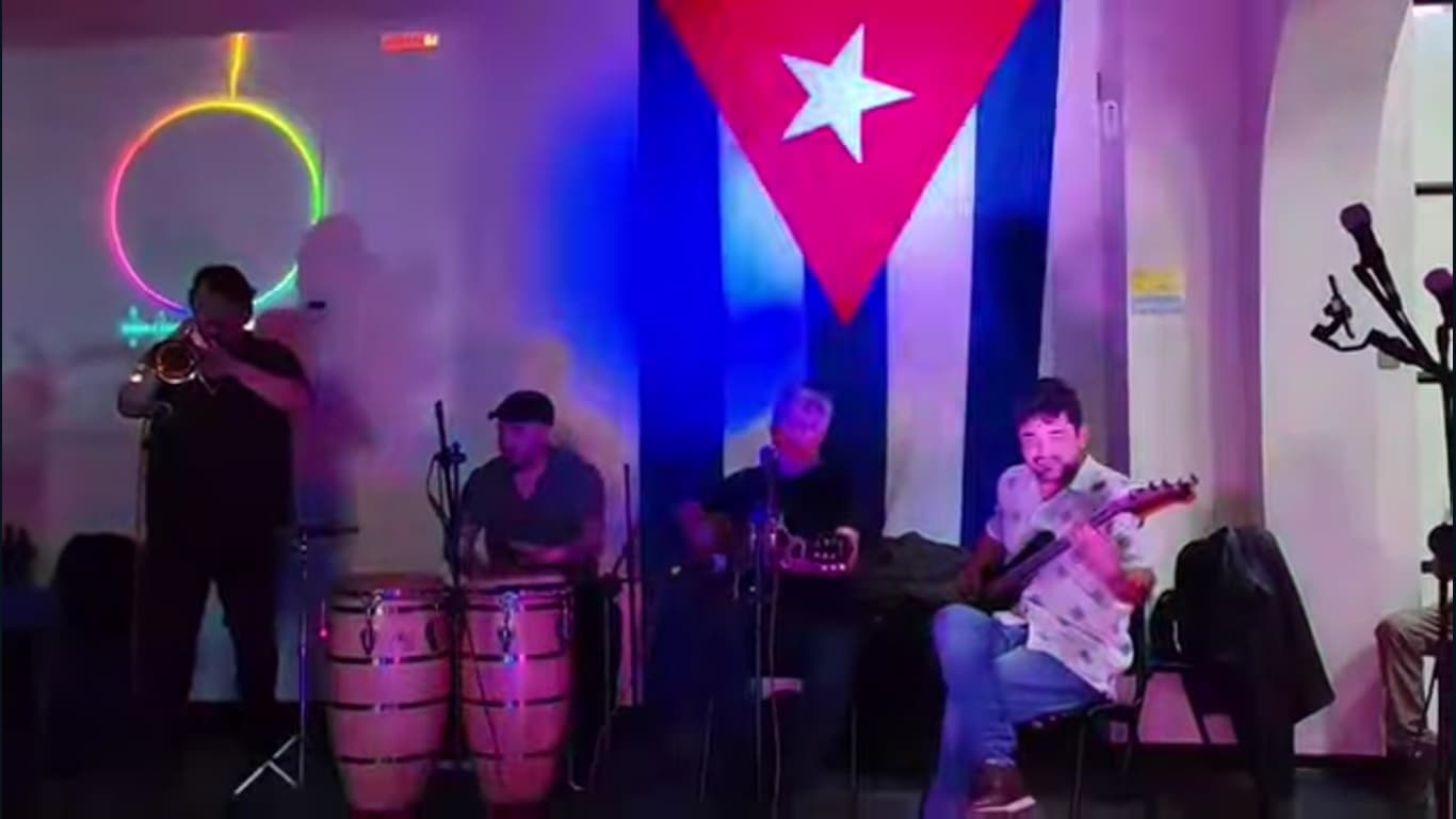 Javier Sandoval y su grupo en el Peñascazo de solidaridad con Cuba, 8 de noviembre de 2025